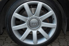 Audi TT Wheel restored in Silver and & Graphite centre cap